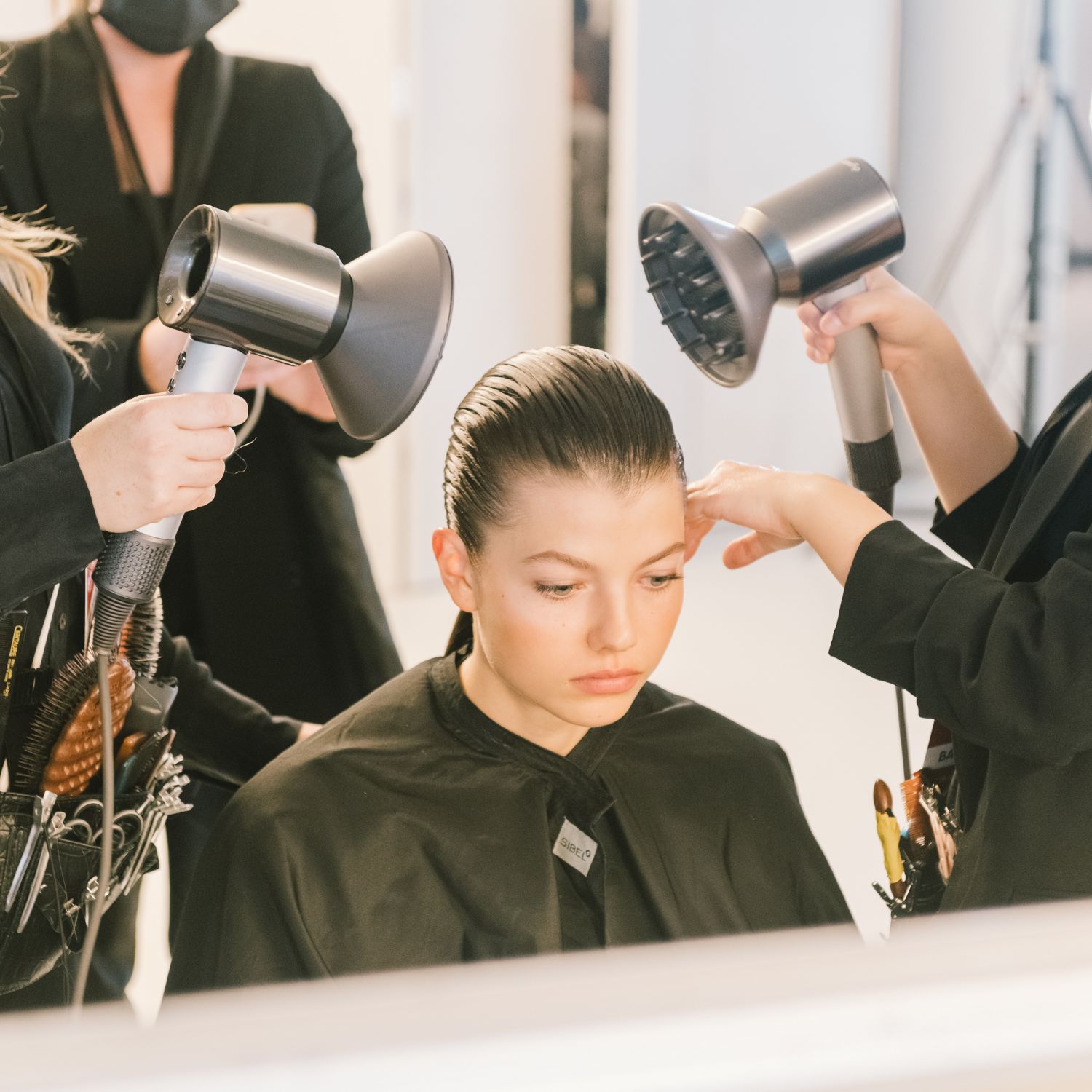 Photos des modèles coiffées avec les technologies Dyson lors de la Fashion Week à Paris en septembre 2021, show Balmain